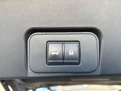Used 2025 Nissan Rogue SV AWD/4WD image 29