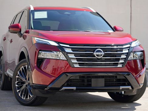 Used 2024 Nissan Rogue Platinum FWD image 2