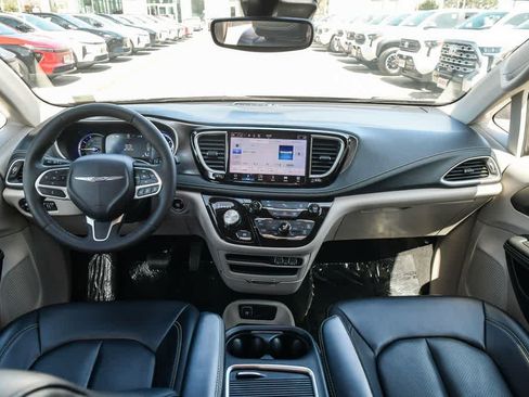 Used 2023 Chrysler Pacifica Touring-L FWD image 14