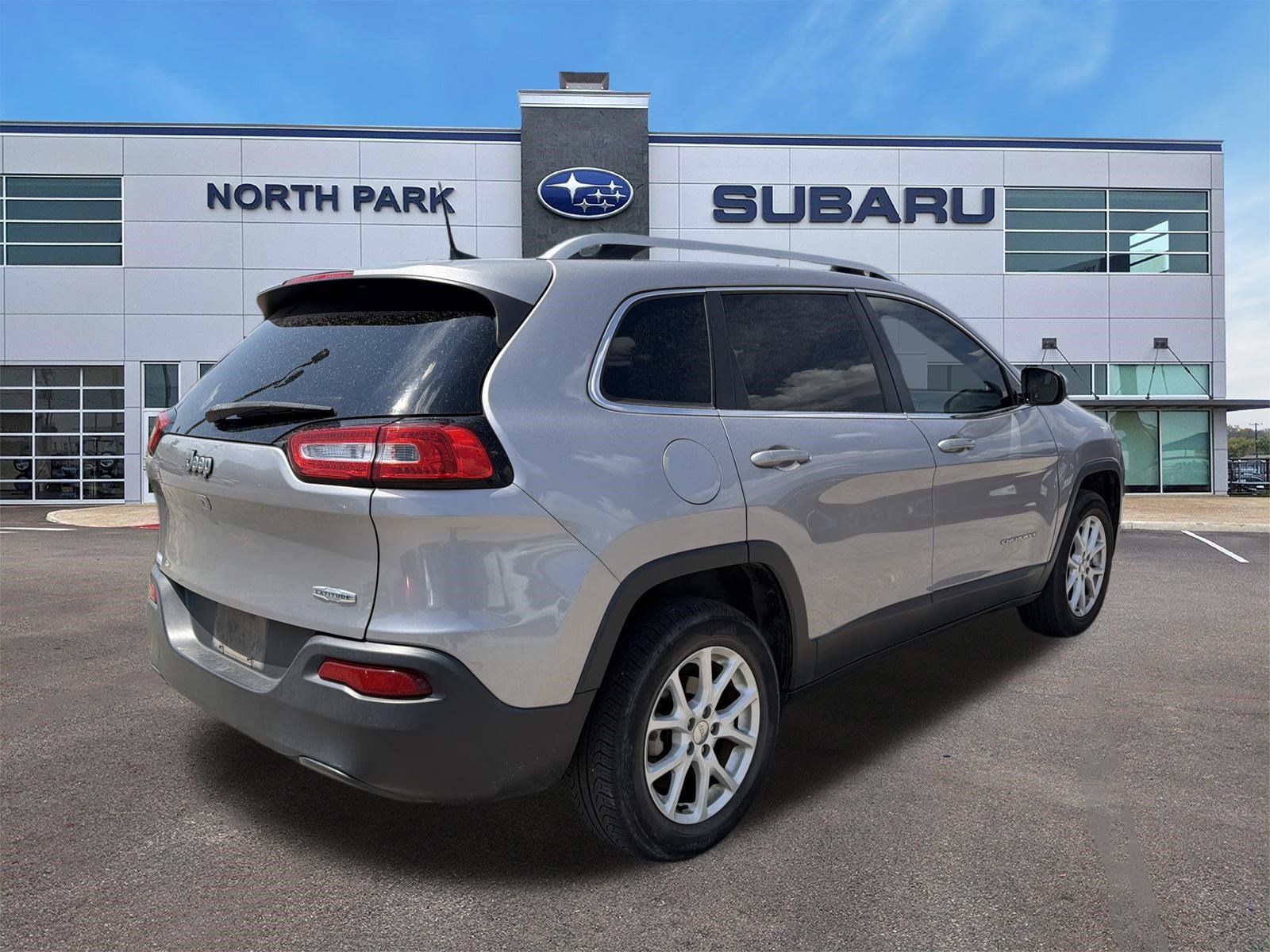 Used 2018 Jeep Cherokee Latitude FWD image 3