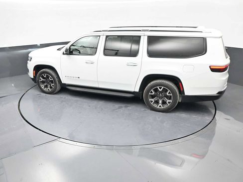 Used 2023 Jeep Wagoneer L Series III w/ Preferred Equipment Group image 32