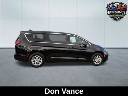 Used 2025 Chrysler Pacifica Select image 6