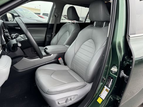 Used 2023 Toyota Highlander XLE image 25