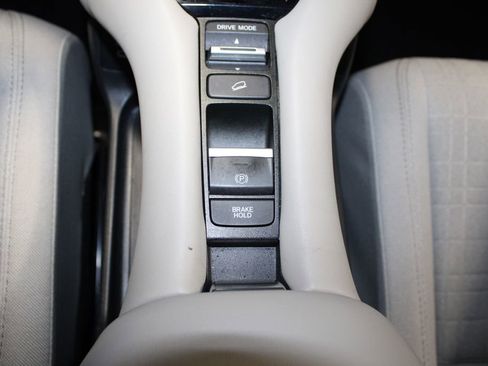 Certified 2025 Honda HR-V LX image 30