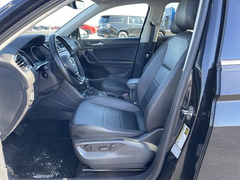 Used 2018 Volkswagen Tiguan SE w/ Panoramic Sunroof Package image 17