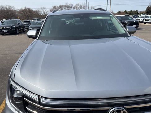 Used 2025 Volkswagen Atlas SE image 12