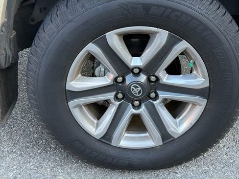 Used 2017 Toyota Tacoma Limited image 17