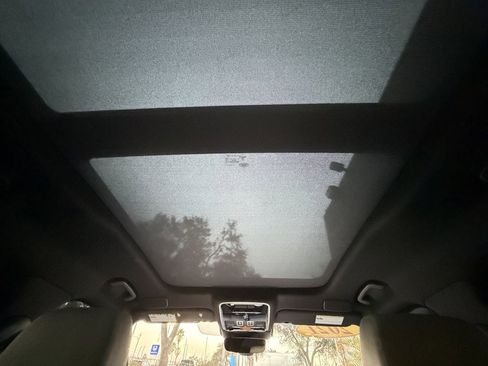 Used 2021 Land Rover Range Rover Velar R-Dynamic S image 16