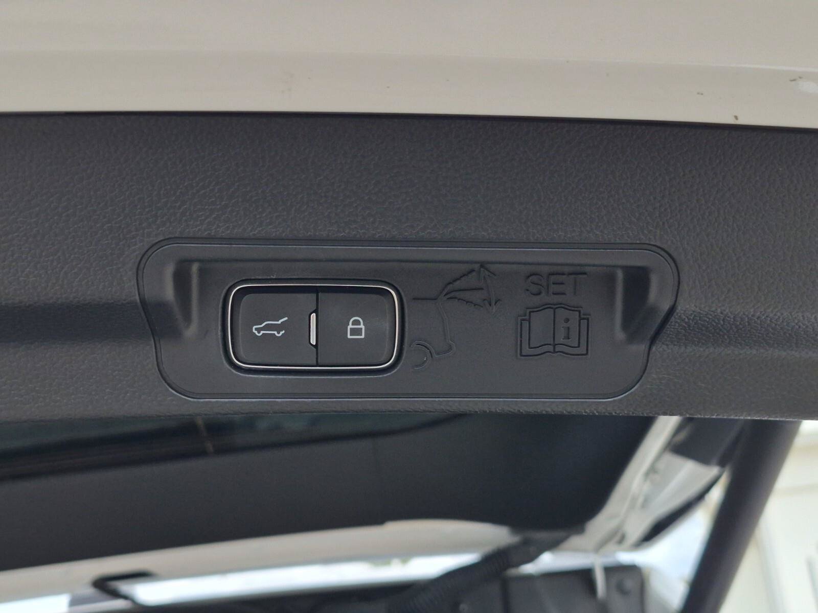 Used 2022 Ford Explorer XLT w/ Equipment Group 202A RWD image 9