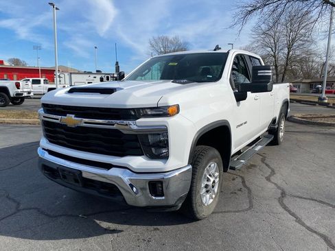 Used 2025 Chevrolet Silverado 2500 LT w/ Convenience Package AWD/4WD image 3