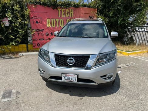 Used 2015 Nissan Pathfinder Platinum w/ Cargo Package FWD image 2