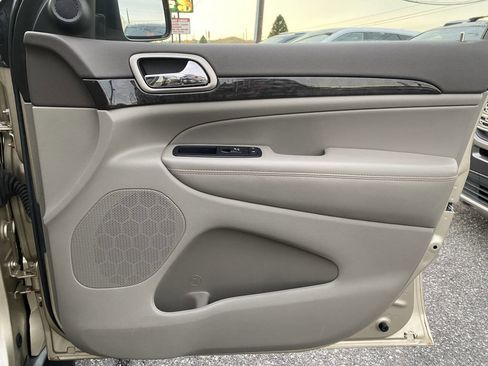 Used 2011 Jeep Grand Cherokee Laredo image 16