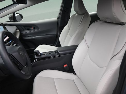 Used 2024 Toyota Prius XLE FWD image 33