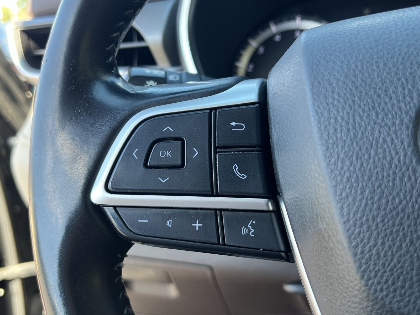 Used 2022 Toyota Highlander XLE AWD/4WD image 31