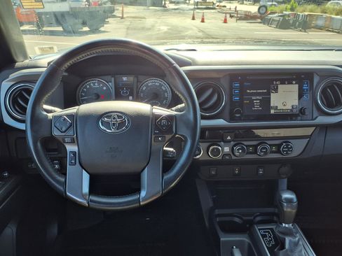 Used 2017 Toyota Tacoma TRD Off-Road w/ Tow Package (A/T) AWD/4WD image 5
