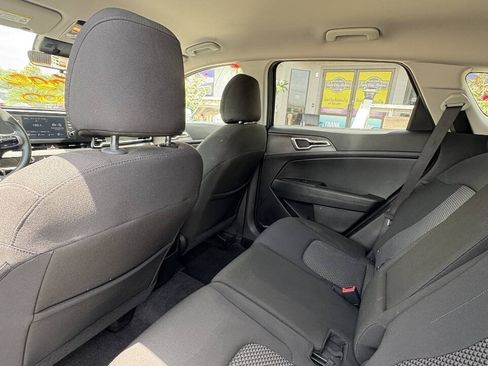 Used 2023 Kia Sportage LX AWD/4WD image 6