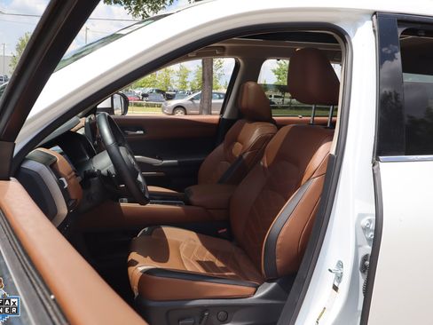Used 2025 Nissan Pathfinder Platinum FWD image 11