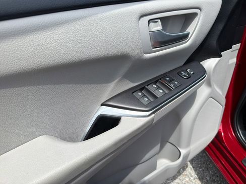 Used 2017 Toyota Camry SE FWD image 18
