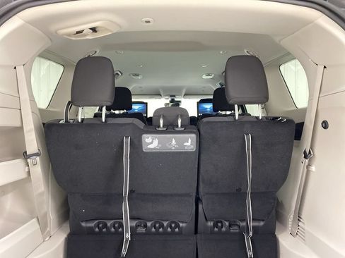 Used 2021 Chrysler Pacifica Touring w/ Uconnect Theater Family Group FWD image 22