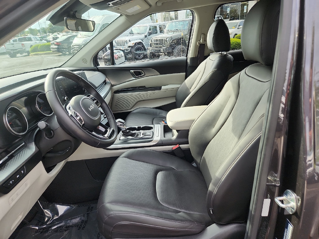 Used 2024 Kia Carnival LX FWD image 13