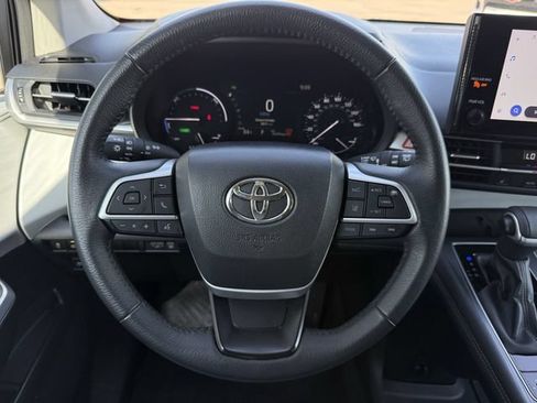 Used 2025 Toyota Sienna XLE FWD image 13