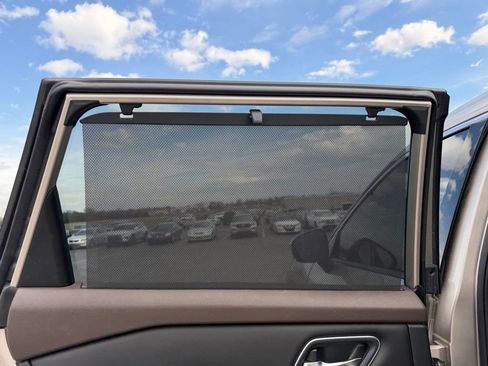 Used 2021 Nissan Rogue SL w/ Premium Package image 17