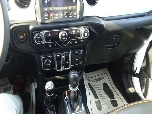Used 2023 Jeep Gladiator Overland AWD/4WD image 16