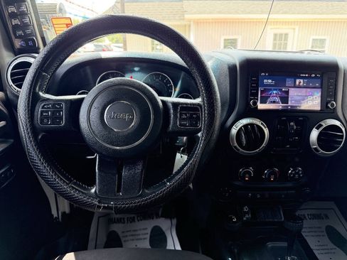 Used 2015 Jeep Wrangler Unlimited Sahara w/ Connectivity Group AWD/4WD image 11