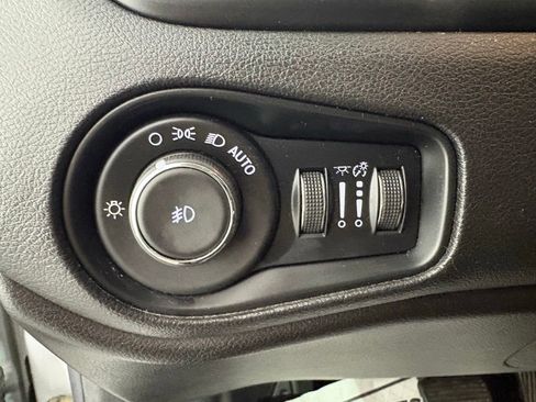 Used 2018 Jeep Renegade Latitude w/ Popular Equipment Group AWD/4WD image 17