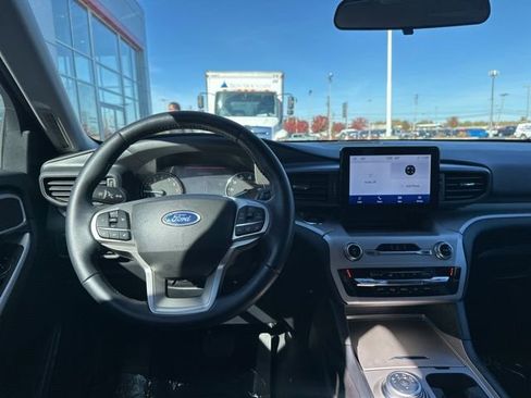 Used 2023 Ford Explorer XLT image 6