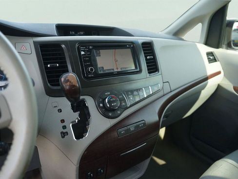 Used 2013 Toyota Sienna XLE FWD image 29