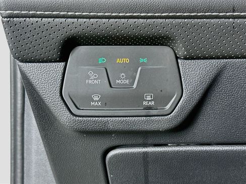 Used 2025 Volkswagen Atlas Cross Sport SE FWD image 17