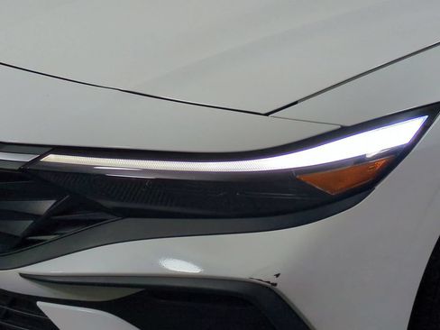 Used 2025 Hyundai Elantra SE FWD image 10