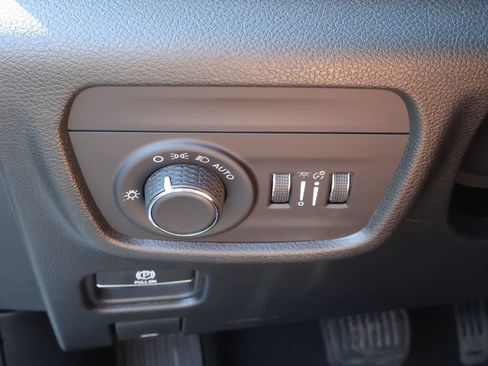 Used 2023 Jeep Grand Cherokee Altitude AWD/4WD image 16