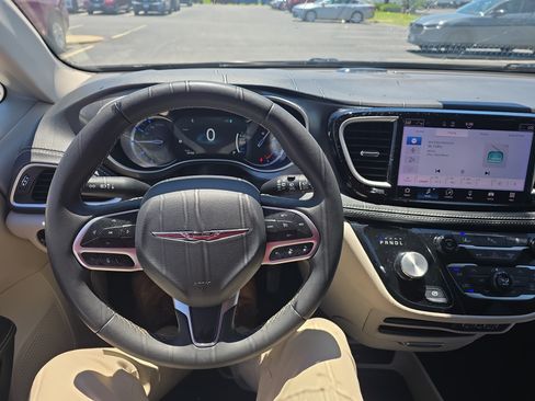 Used 2023 Chrysler Pacifica Touring-L FWD image 14