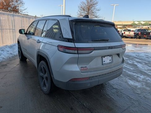 Used 2023 Jeep Grand Cherokee Altitude image 13