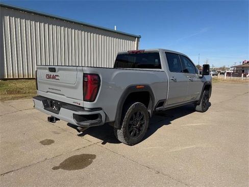 Used 2024 GMC Sierra 2500 AT4 image 3