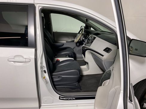 Used 2012 Toyota Sienna SE image 27