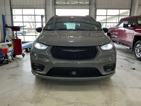 Used 2025 Chrysler Pacifica Limited image 2