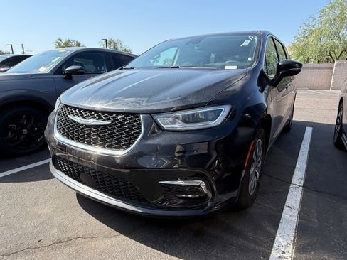 Used 2024 Chrysler Pacifica Limited FWD image 2