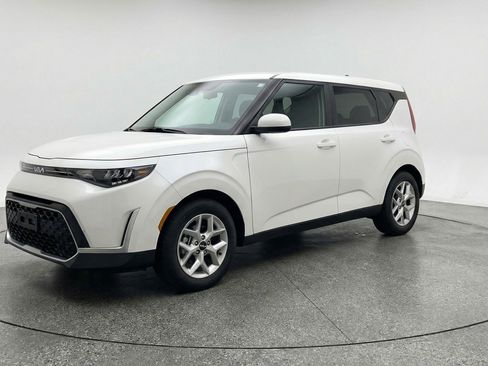 Used 2025 Kia Soul LX w/ LX Technology Package FWD image 2