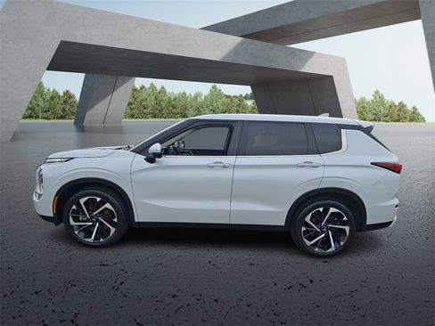 Used 2024 Mitsubishi Outlander SE image 9