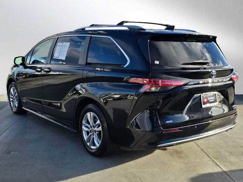 Used 2021 Toyota Sienna Limited image 5