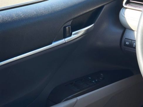 Used 2022 Toyota Camry SE FWD image 19