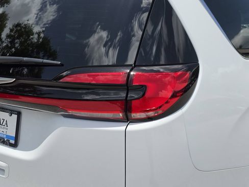 Certified 2026 Chrysler Pacifica Limited FWD image 8