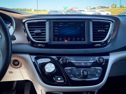 Used 2019 Chrysler Pacifica L FWD image 4