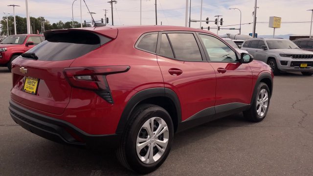 Used 2026 Chevrolet Trax LS FWD image 9