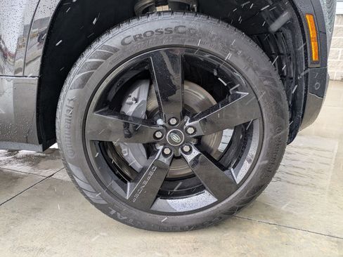 Certified 2025 Land Rover Defender 110 X-Dynamic SE image 32