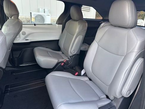 Used 2025 Toyota Sienna XLE image 12