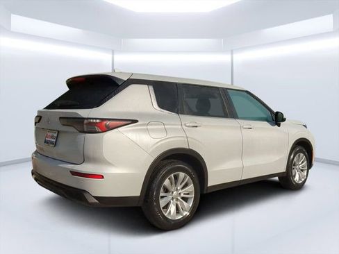 Used 2025 Mitsubishi Outlander ES image 3